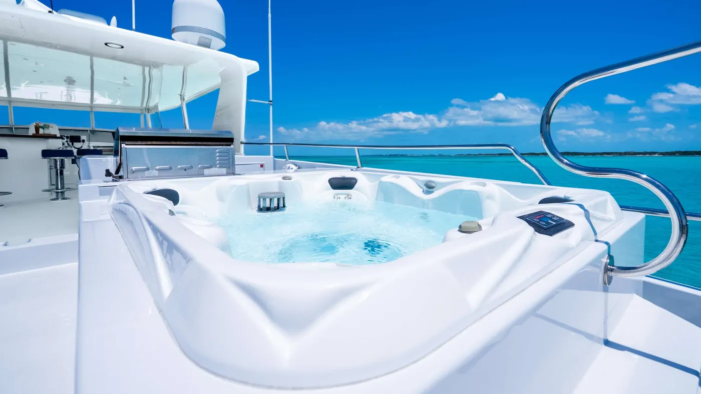 <p>Flybridge Jacuzzi</p>