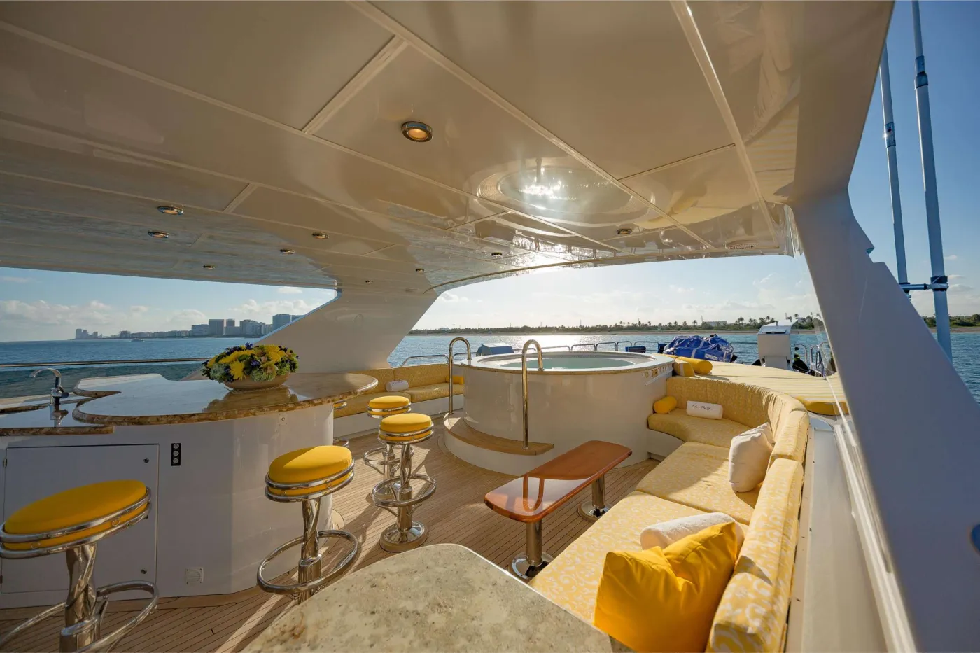 <p>Sky Lounge Deck + Jacuzzi</p>