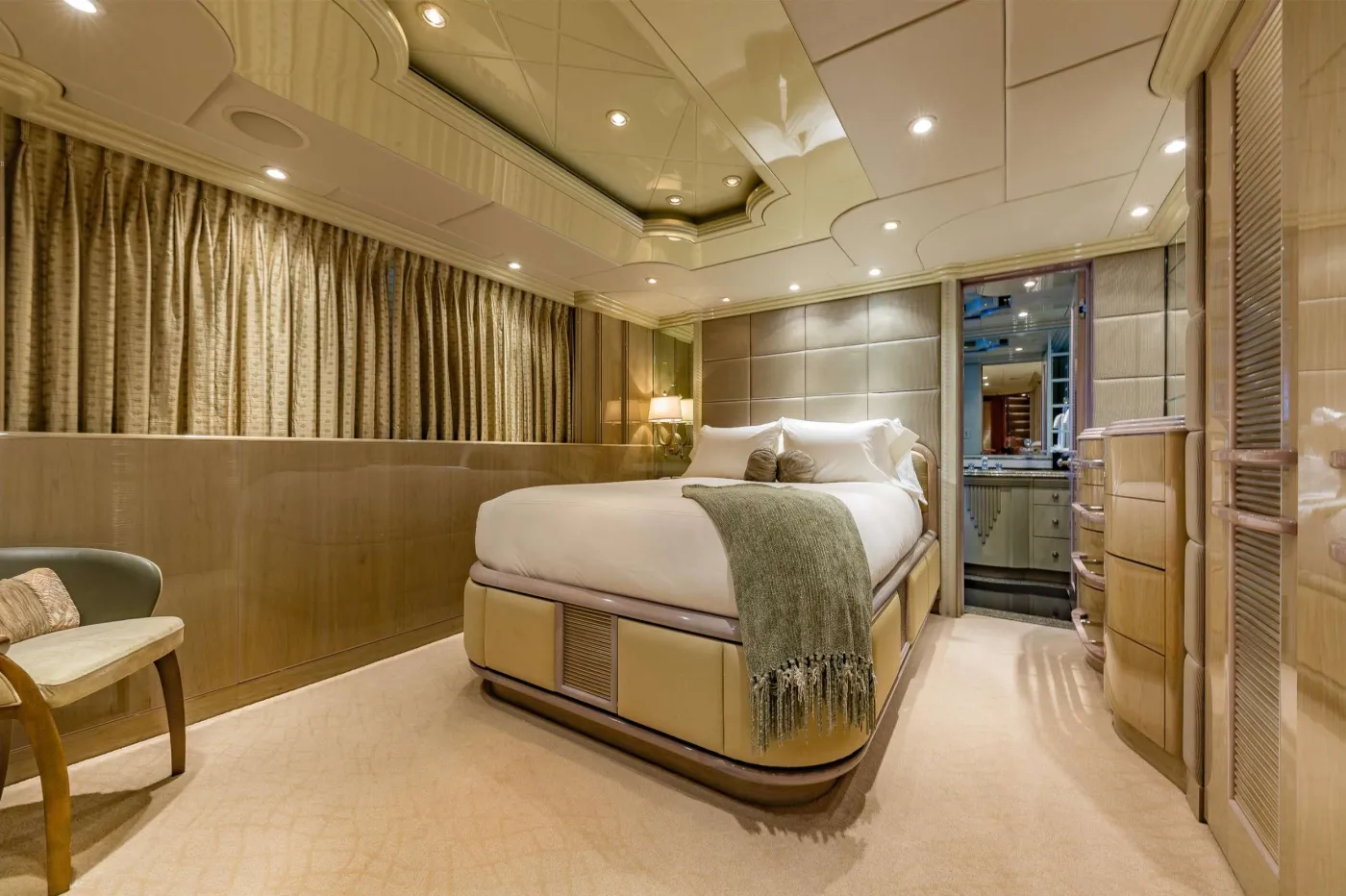 <p>Queen Stateroom #1</p>
