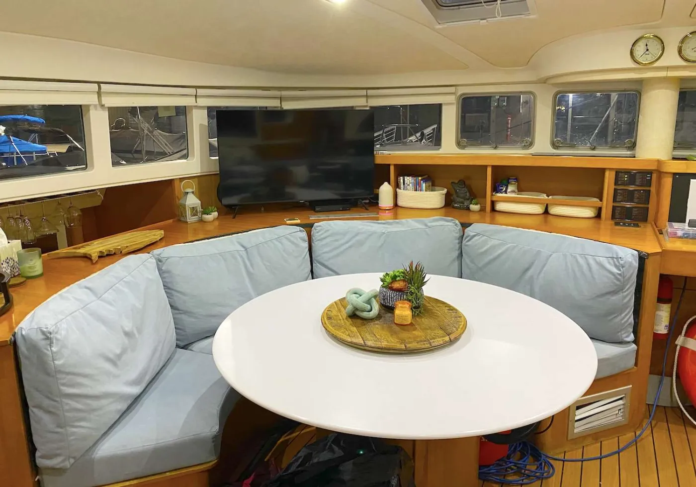 Tabula Rasa's spacious saloon