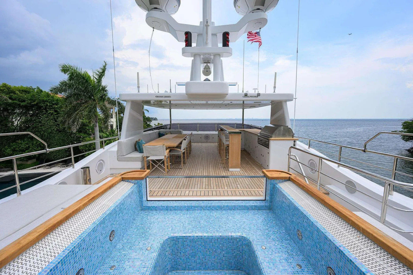 <p>Sun Deck Jacuzzi</p>