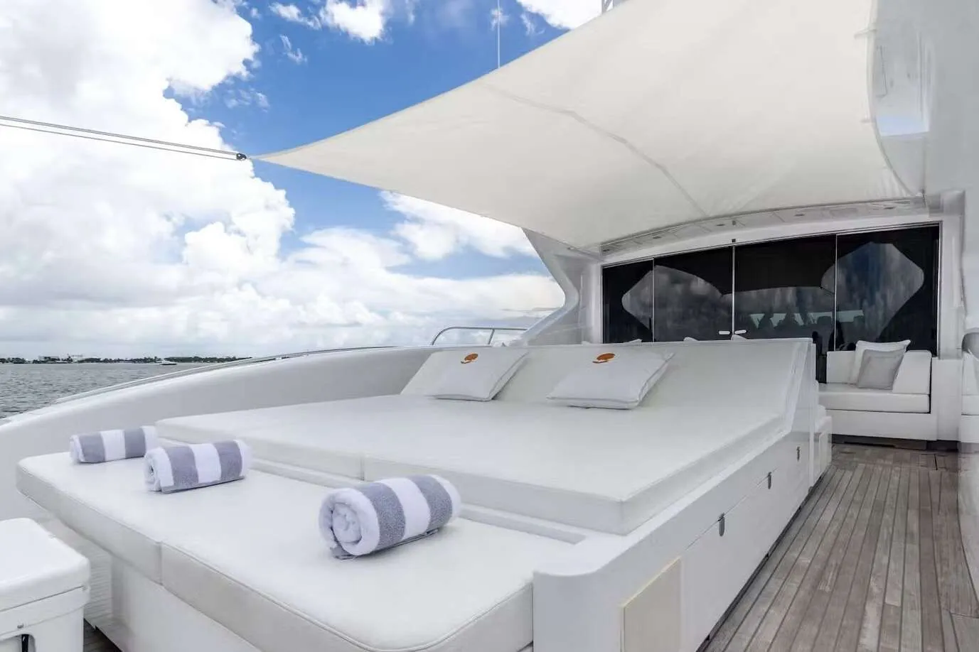 <p>Flybridge Seating Area</p>