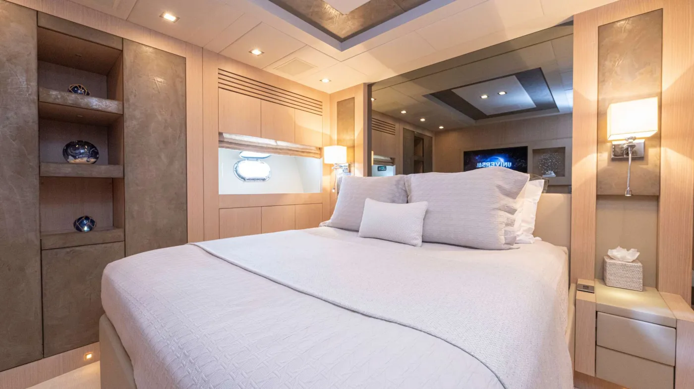 <p>VIP Stateroom Queen</p>