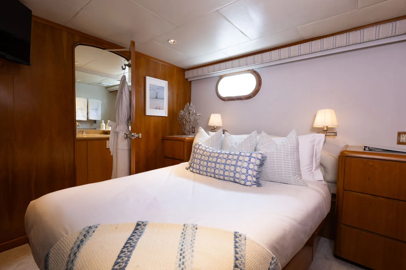 <p>Queen stateroom</p>