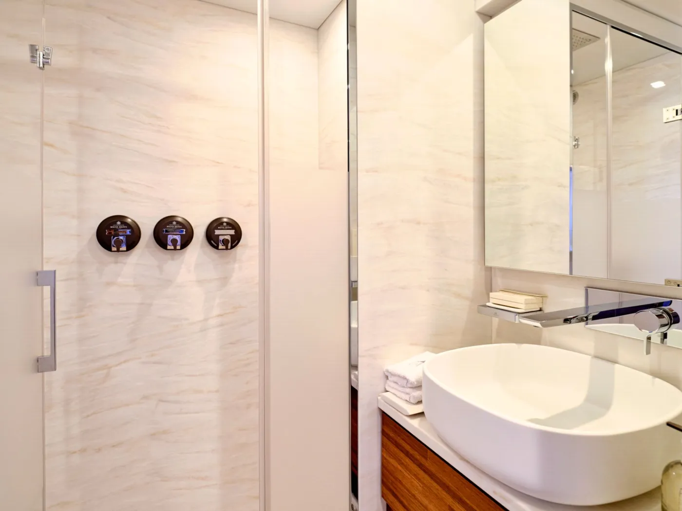 <p>Guest cabin bathroom – Sistership</p>
