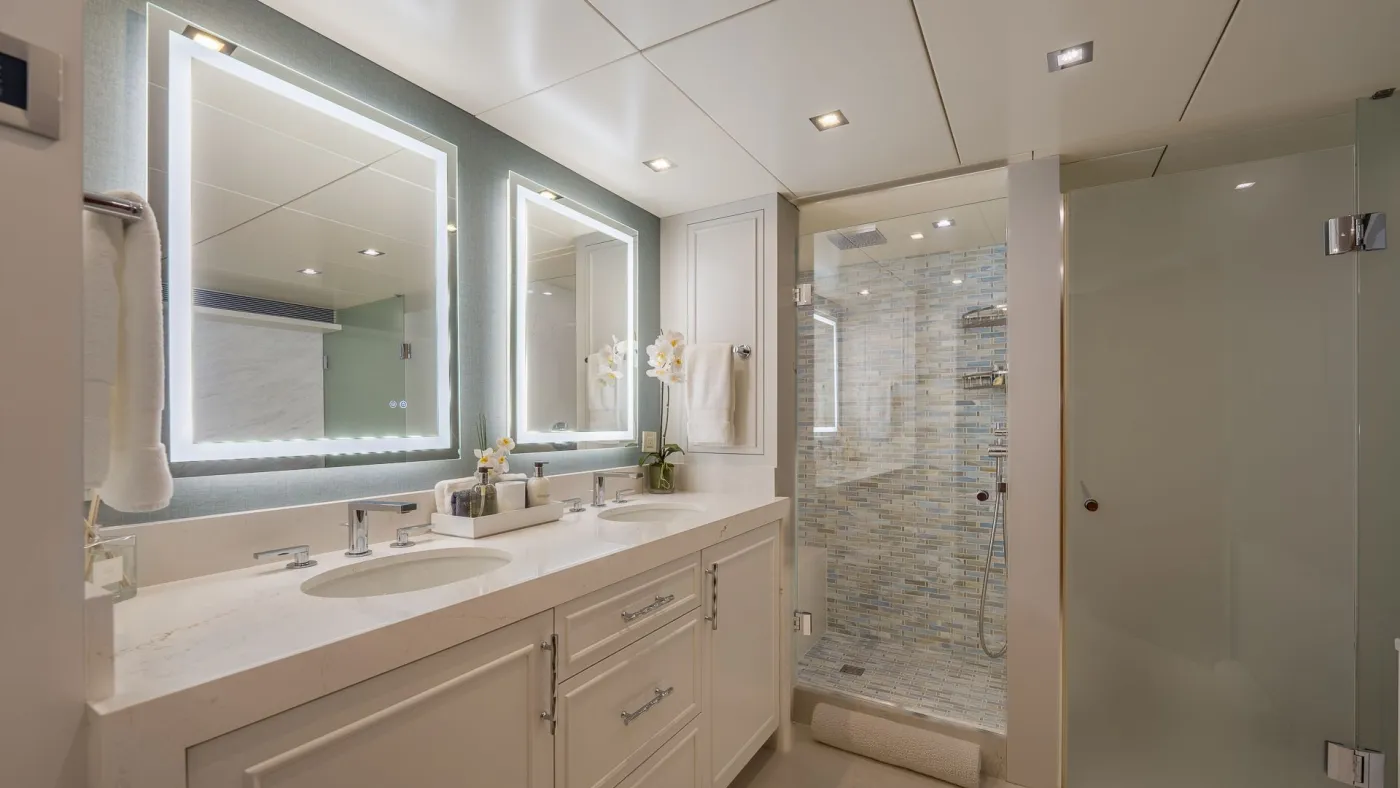 <p>Master En-Suite w His & Hers Sinks, Stand Up Shower and Soaking Tub</p>