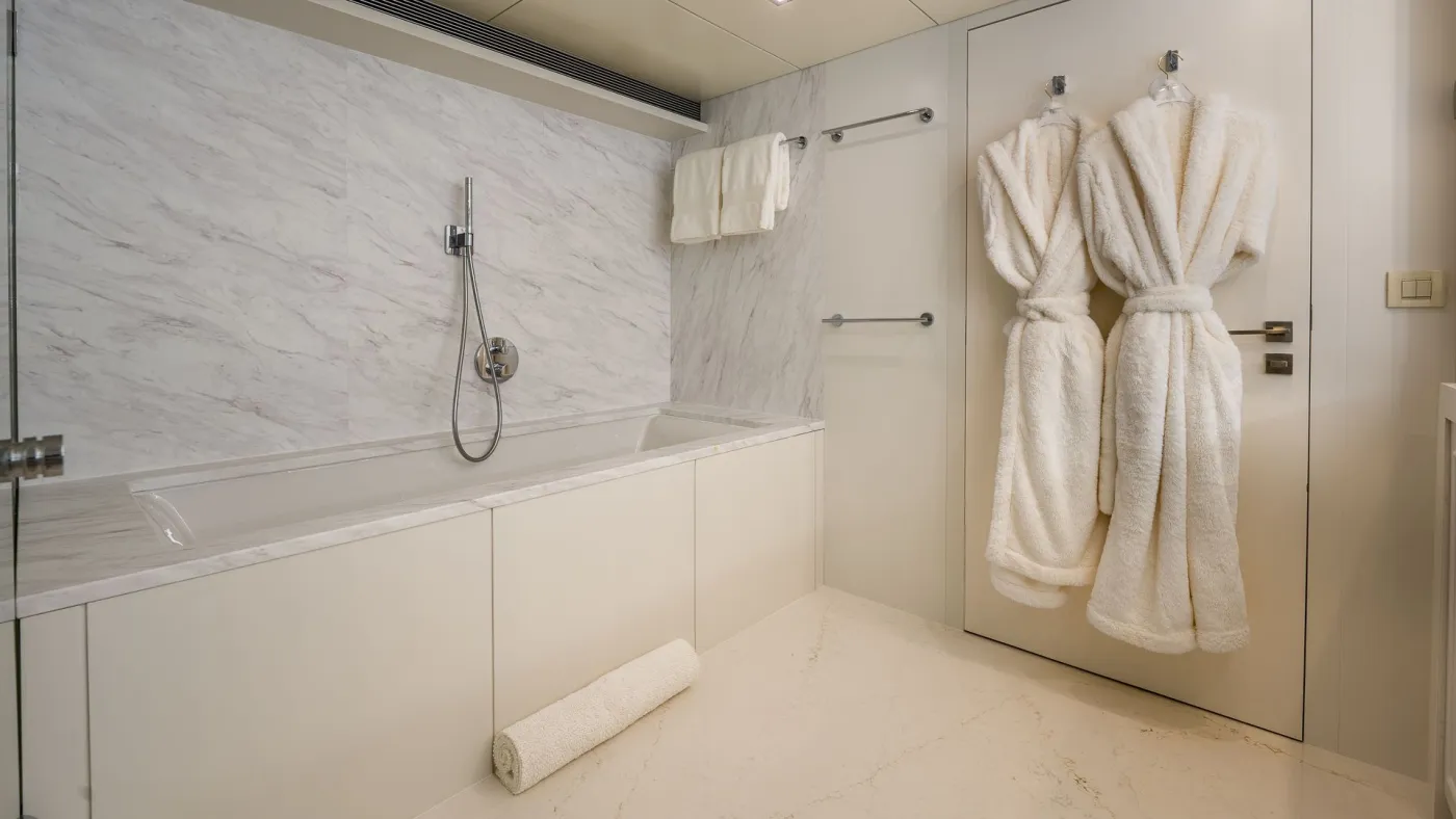 <p>Master En-Suite Tub</p>