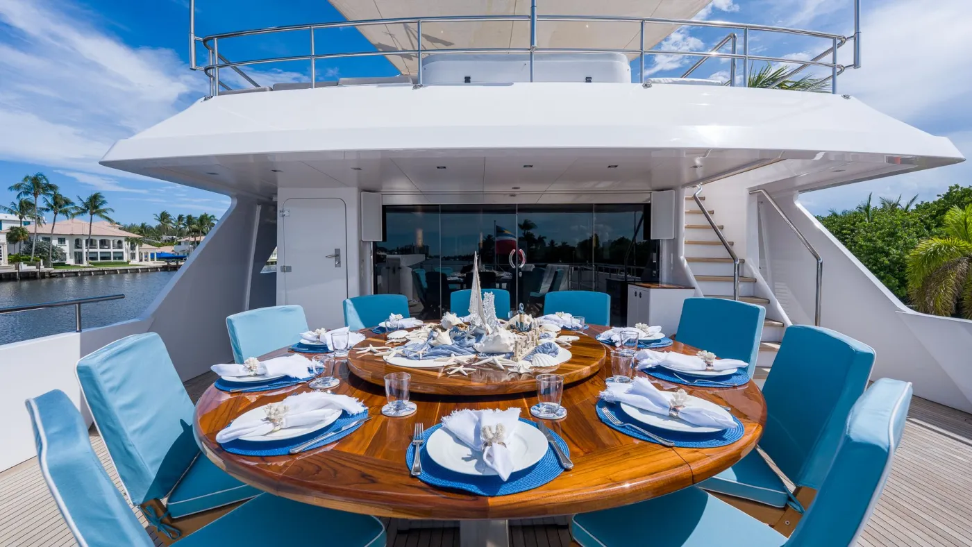 <p>Bridge Deck Dining</p>