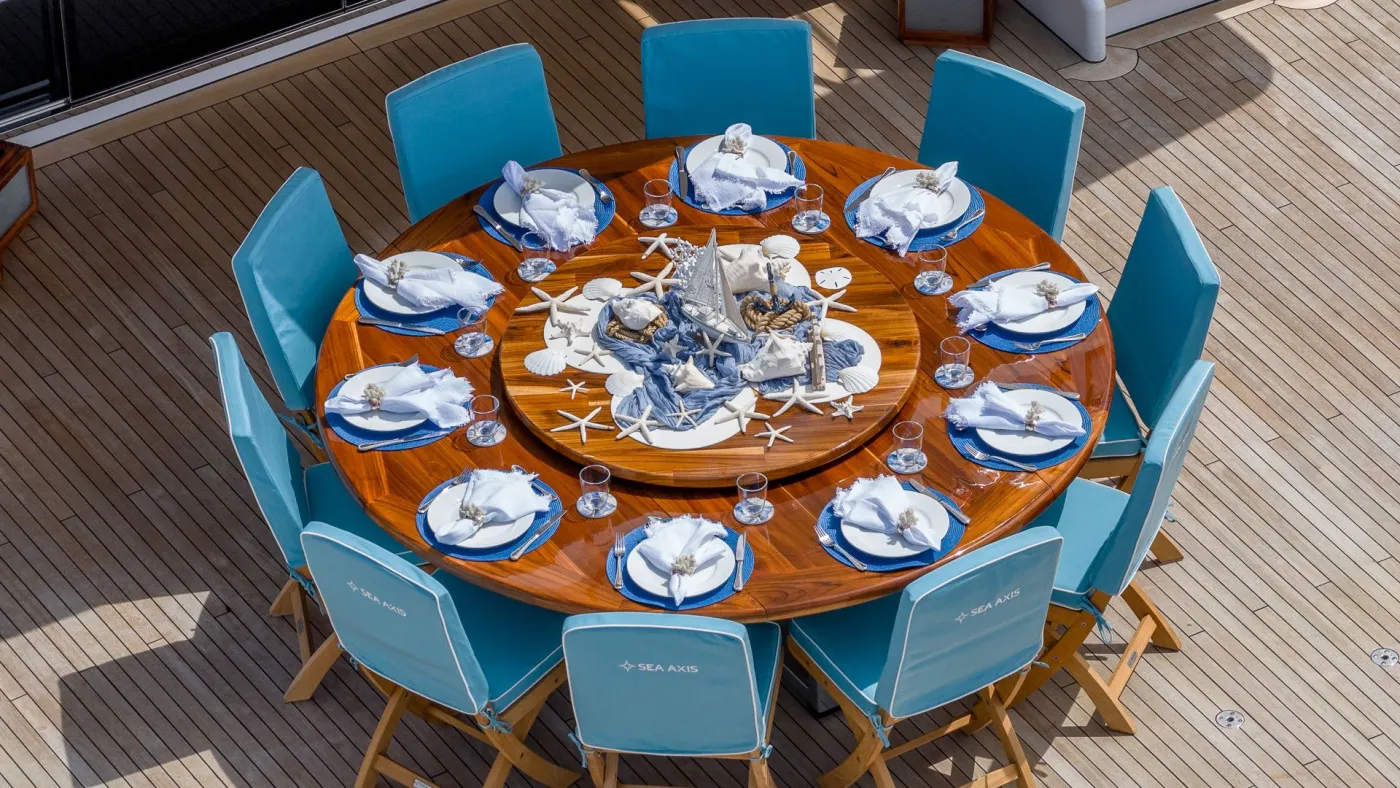 <p>Bridge Deck Dining</p>