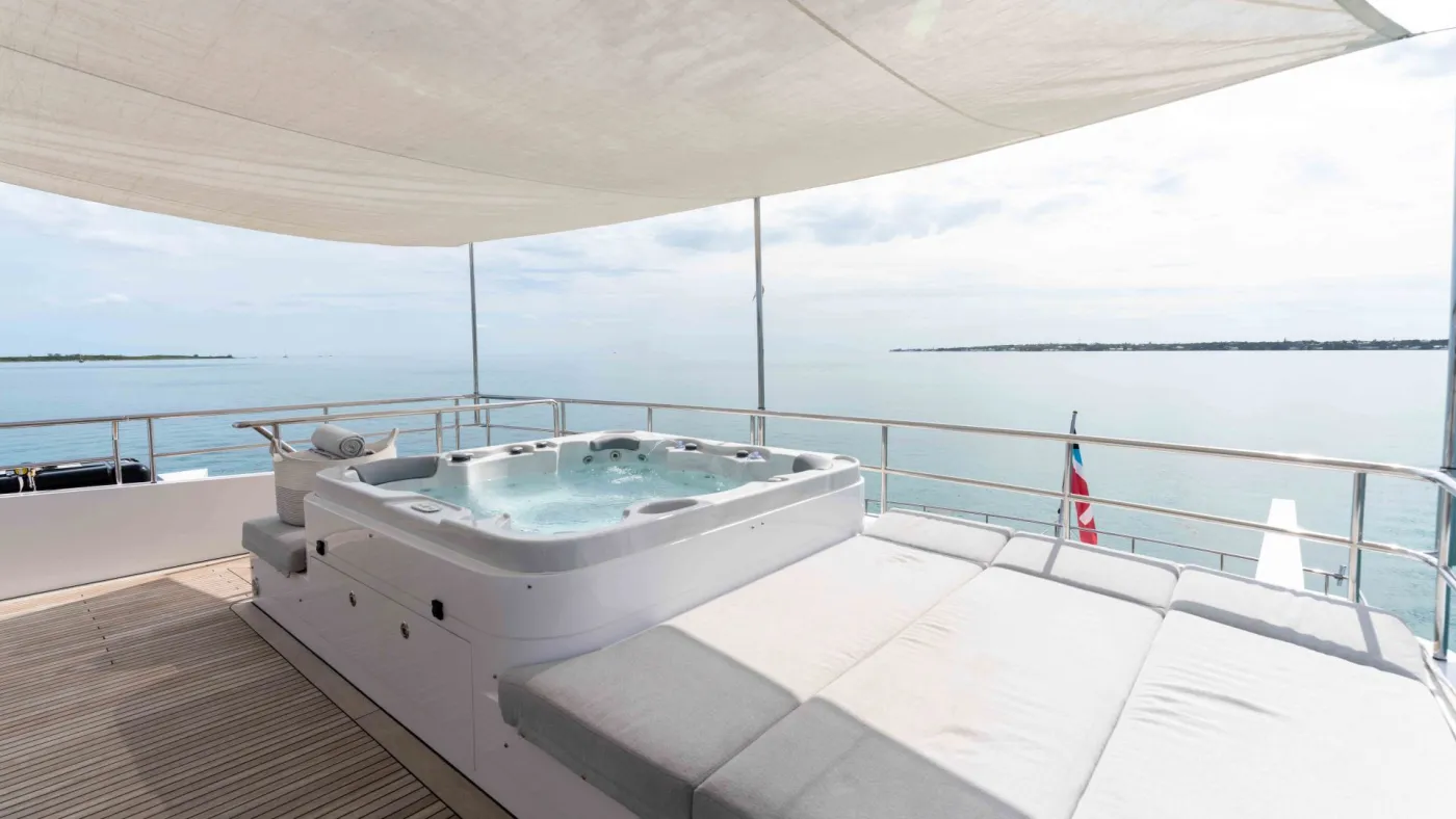 <p>Jacuzzi on Sun Deck</p>