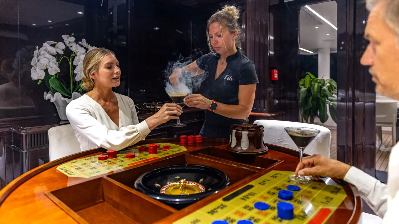 <p>Poker & roulette gaming table</p>