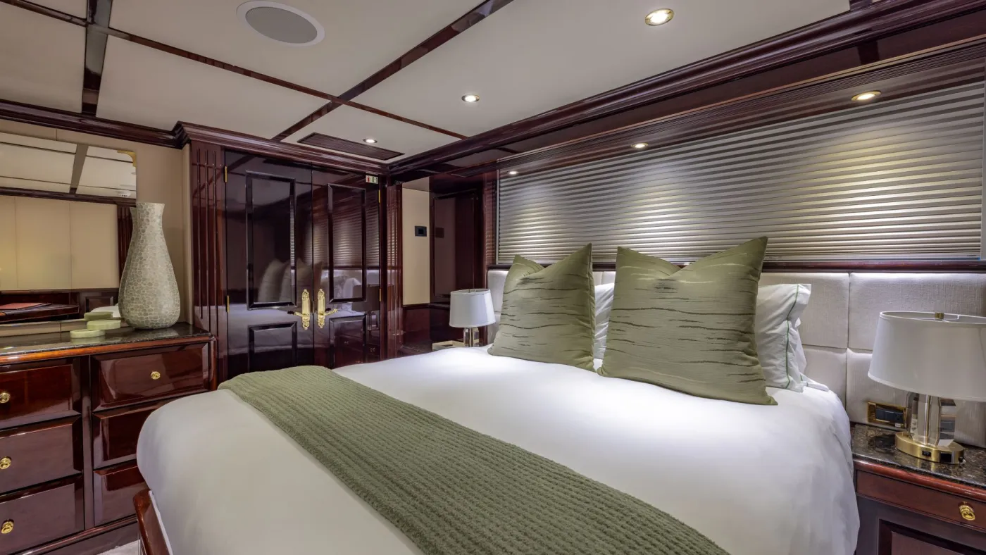 <p>Queen Stateroom #1</p>