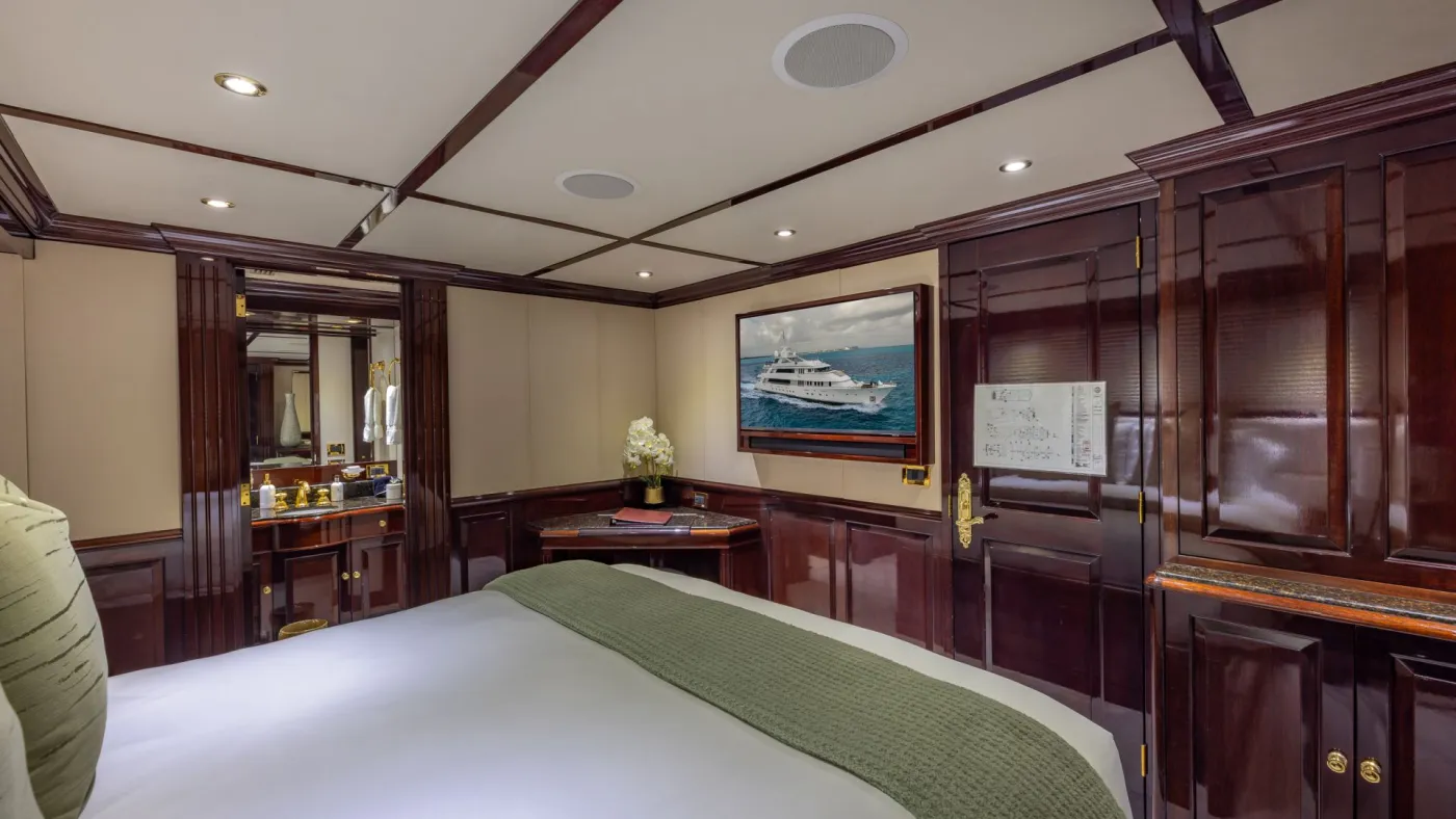 <p>Queen Stateroom #1</p>
