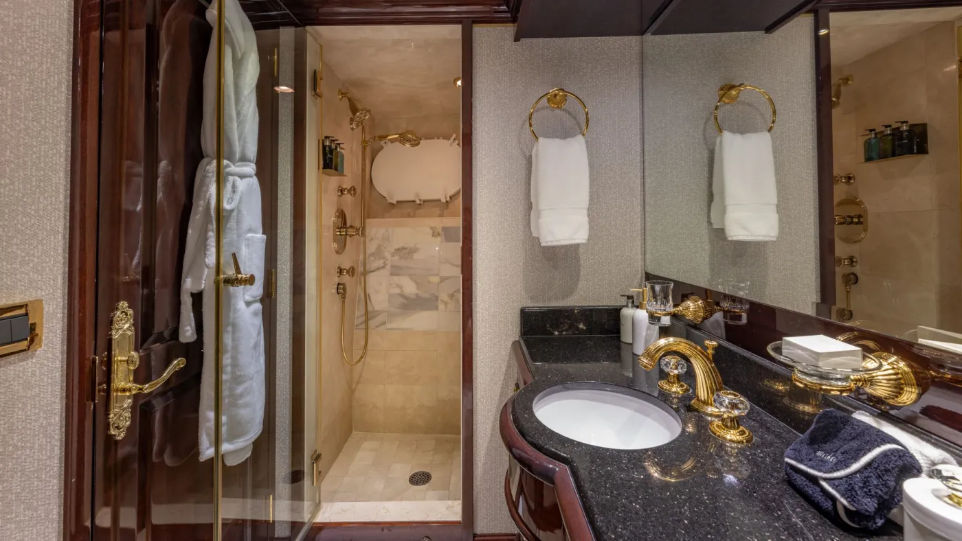 <p>Queen Ensuite #3</p>