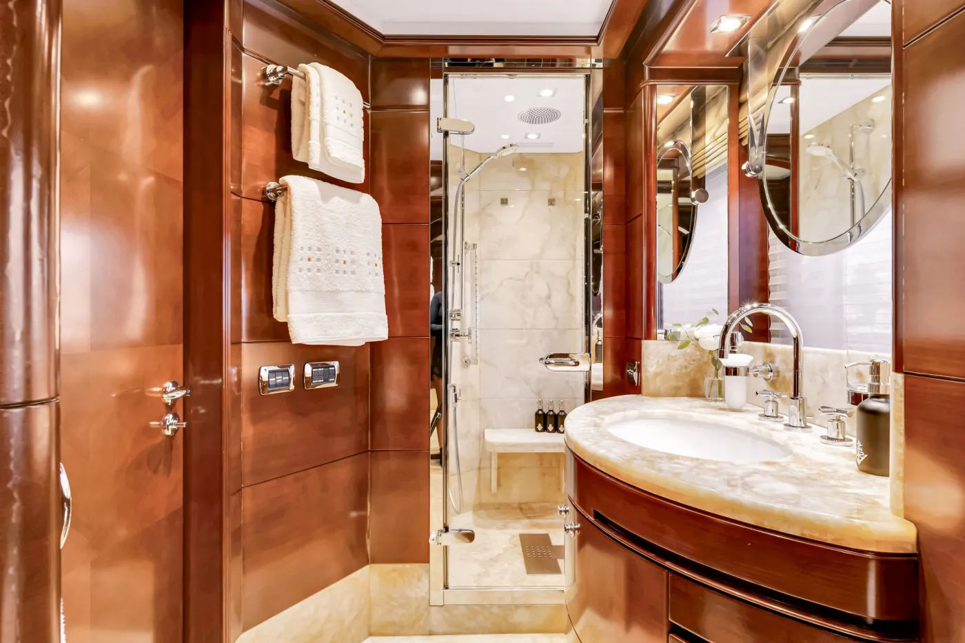 <p>Master Ensuite His & Her ( His with Stand-up Shower, Hers with Jacuzzi tub)</p>