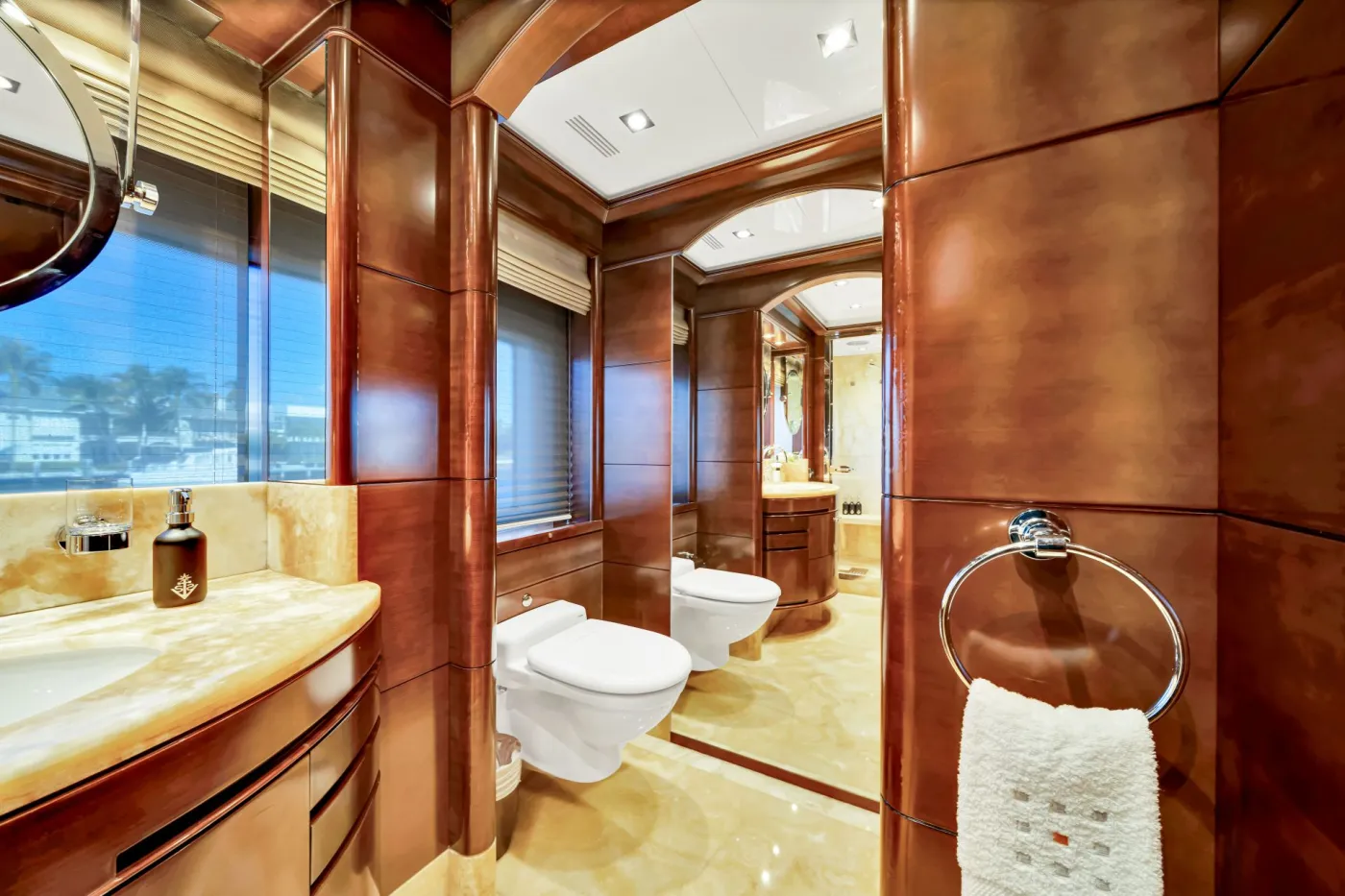 <p>Master Ensuite His & Her ( His with Stand-up Shower, Hers with Jacuzzi tub)</p>