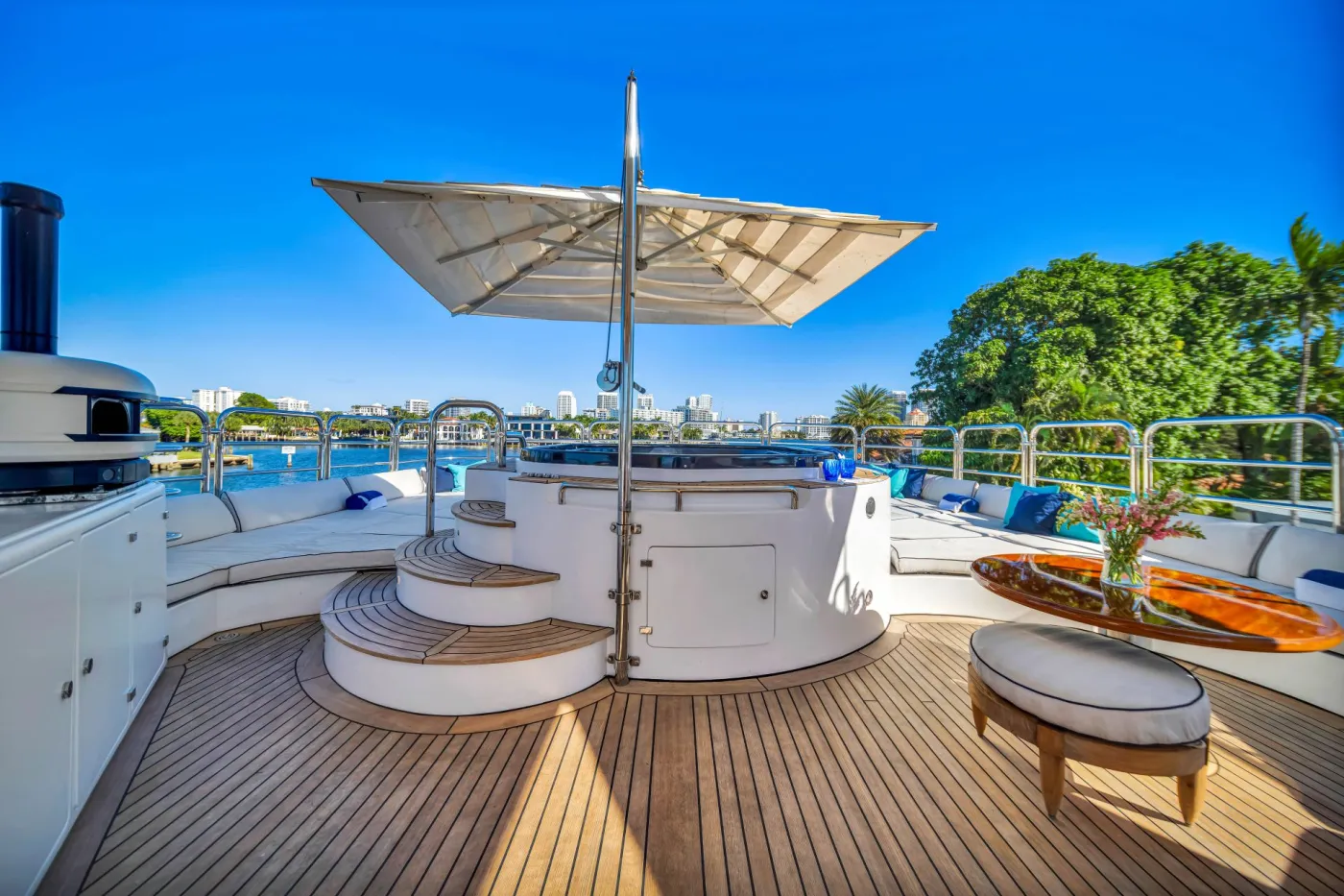<p>Sundeck Jacuzzi & Sunpads</p>