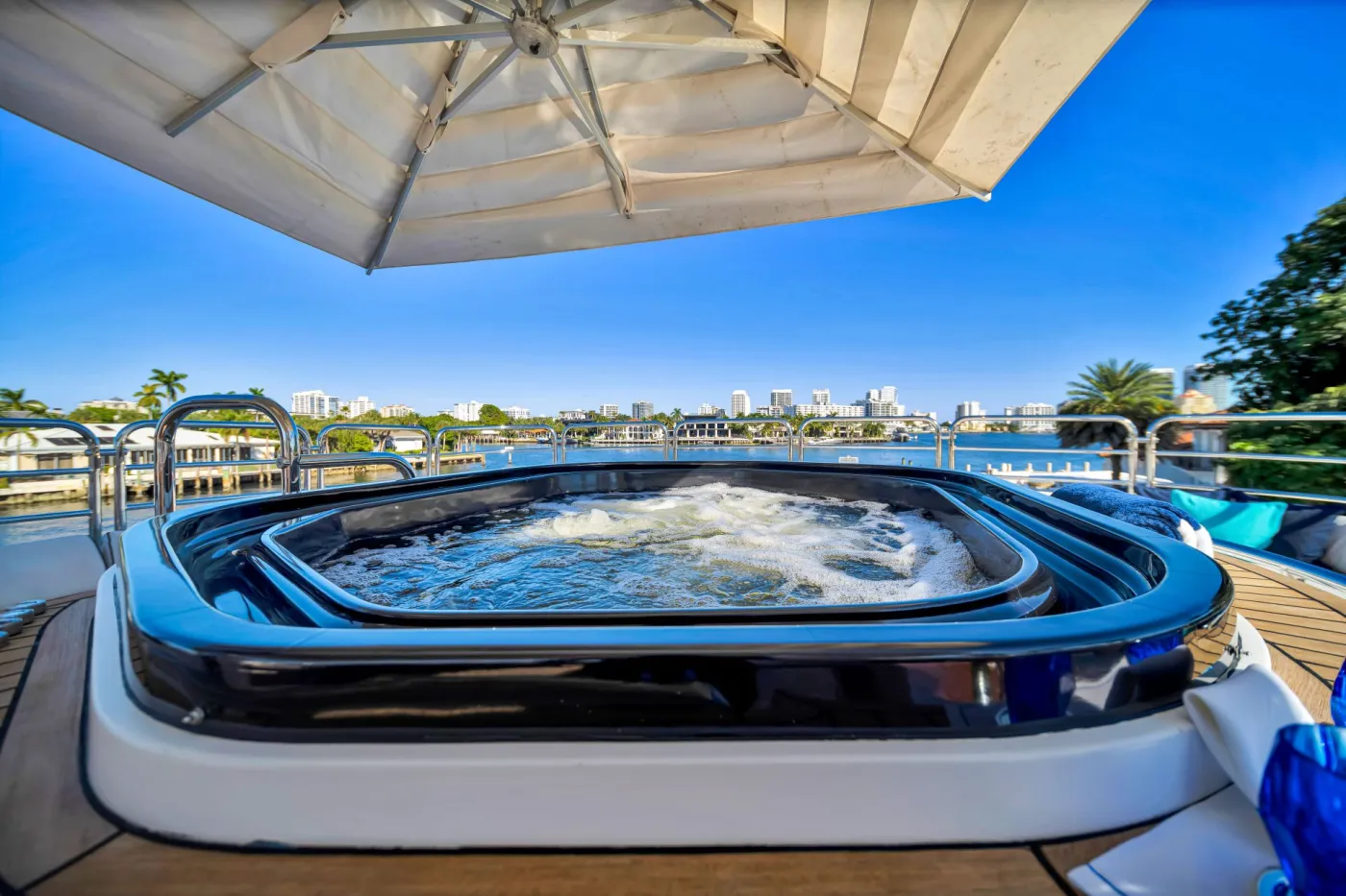 <p>Jacuzzi</p>