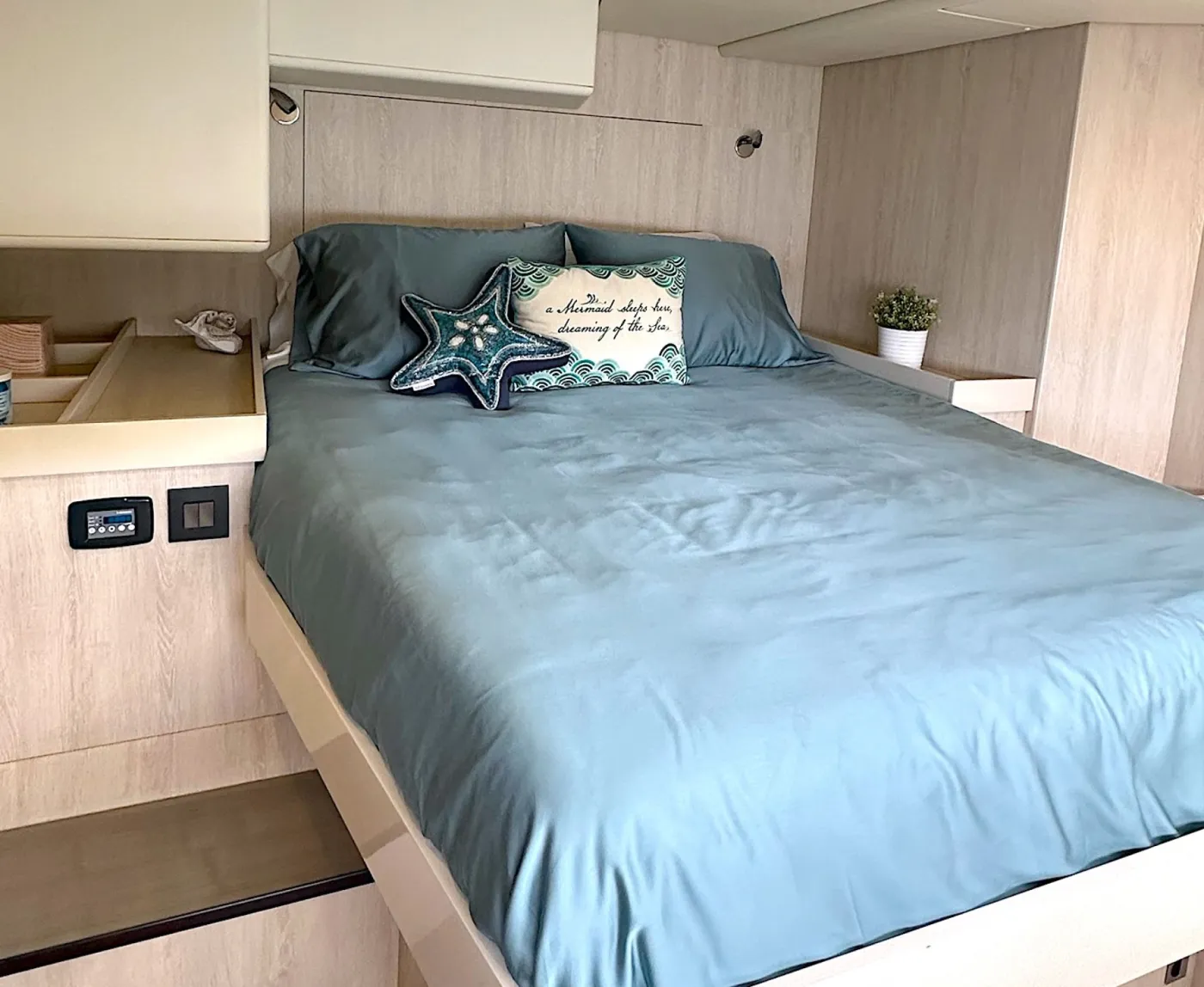 <p>Starboard forward master queen guest suite</p>