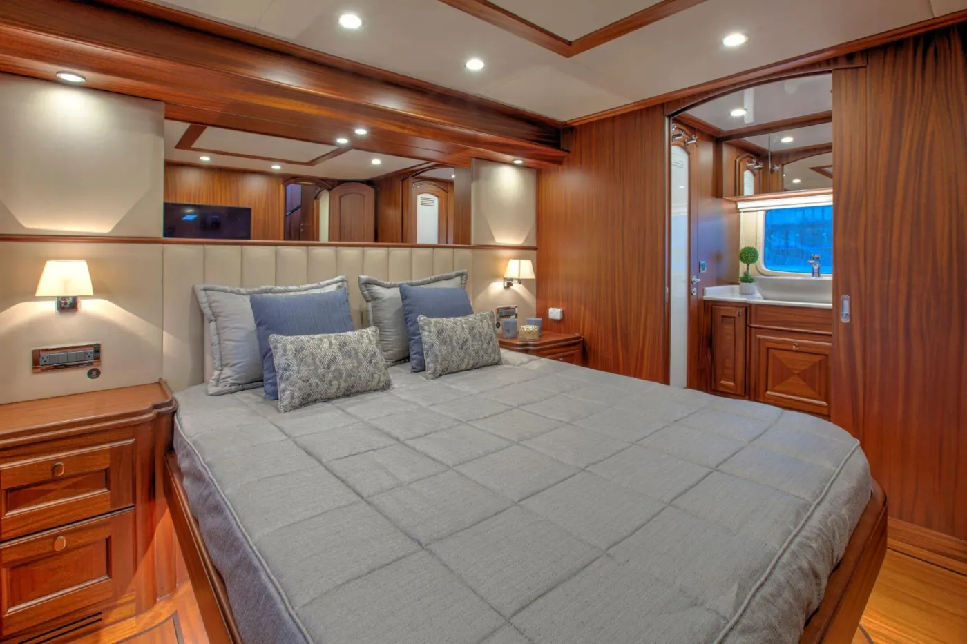 <p>Queen Cabin</p>