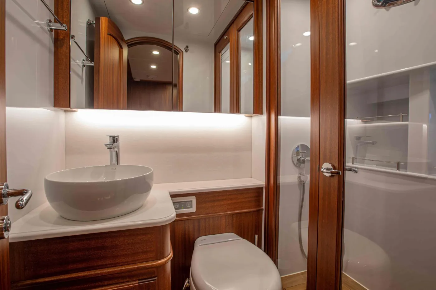 <p>Elegant Bathroom</p>