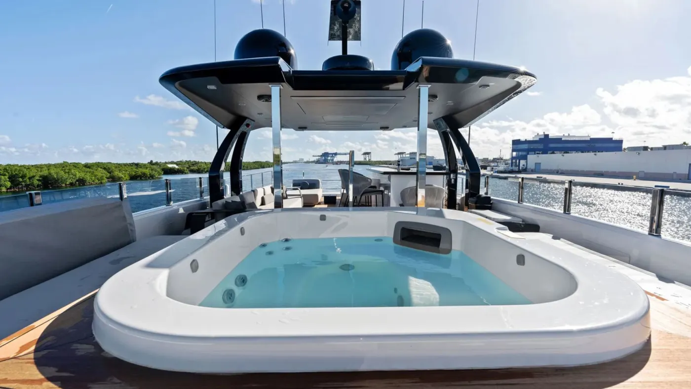 <p>SUNDECK JACUZZI</p>