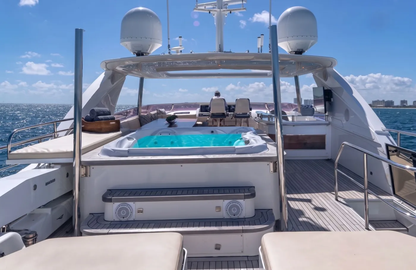 <p>Jacuzzi/Deck</p>