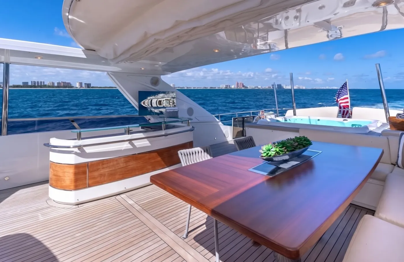 <p>Flybridge dinning area</p>