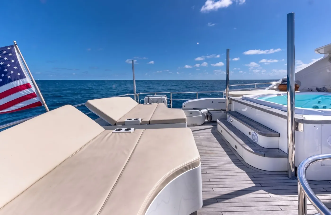 <p>Flybridge lounge</p>