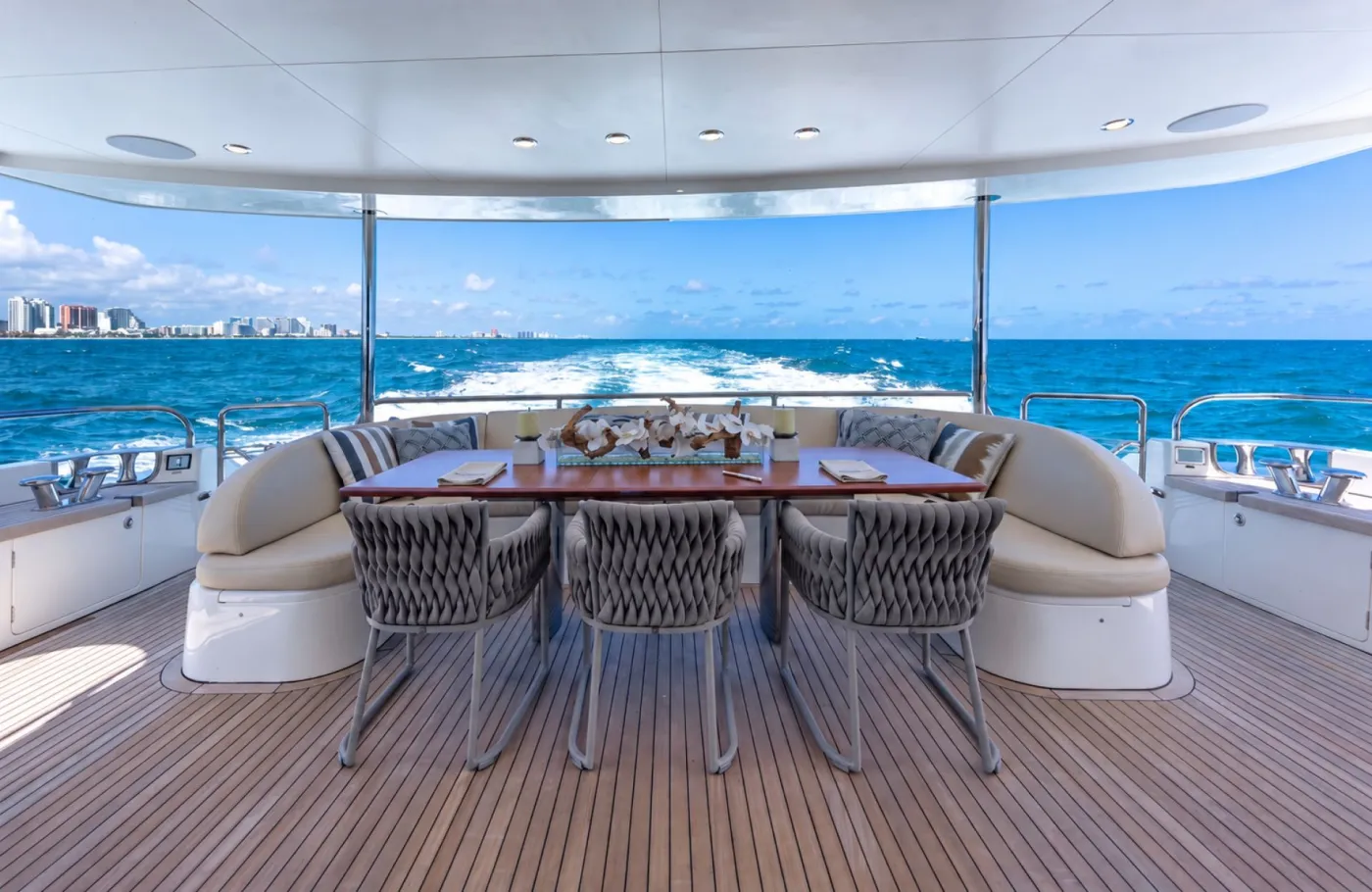 <p>Al fresco dinning area</p>