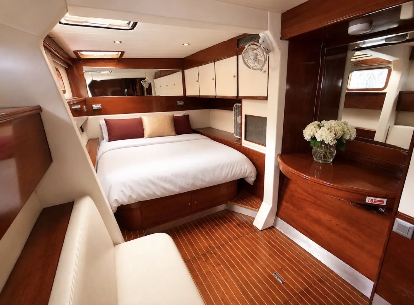 <p>Aft starboard guest queen suite</p>