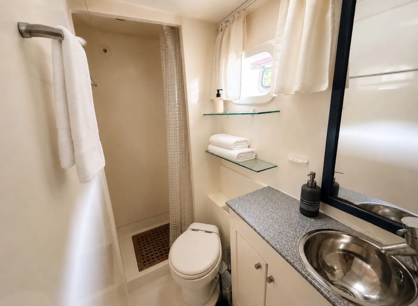 <p>Guest head and shower</p>