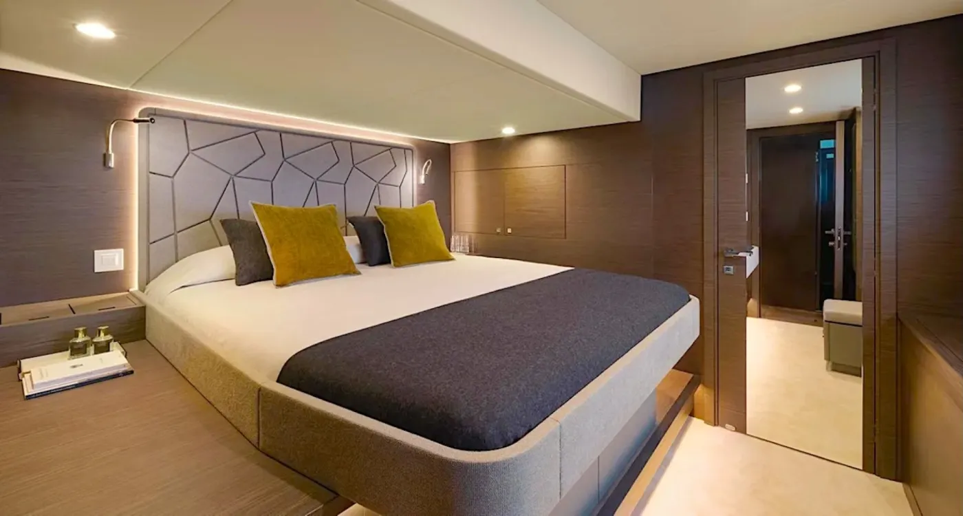 <p>Queen berth guest suite</p>