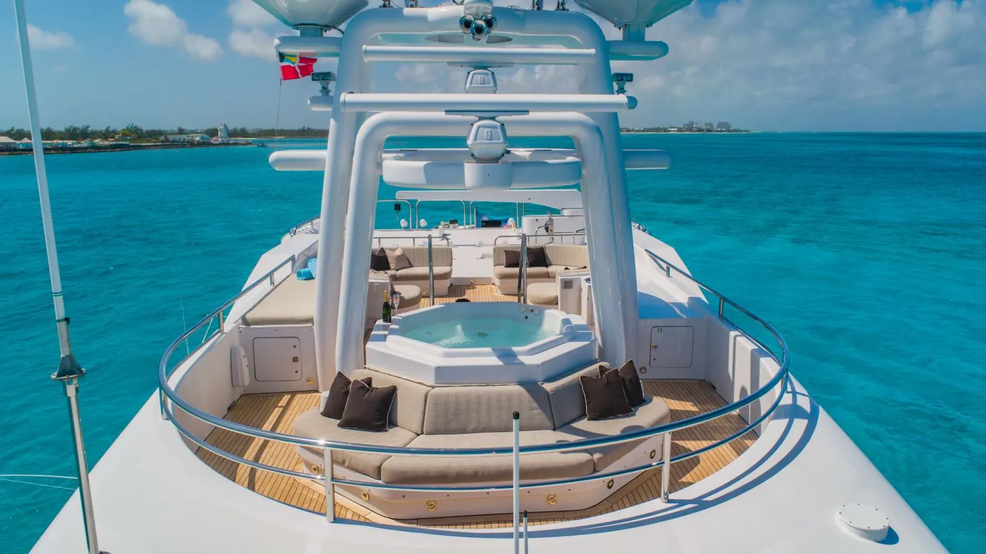 <p>Sun Deck with Jacuzzi</p>