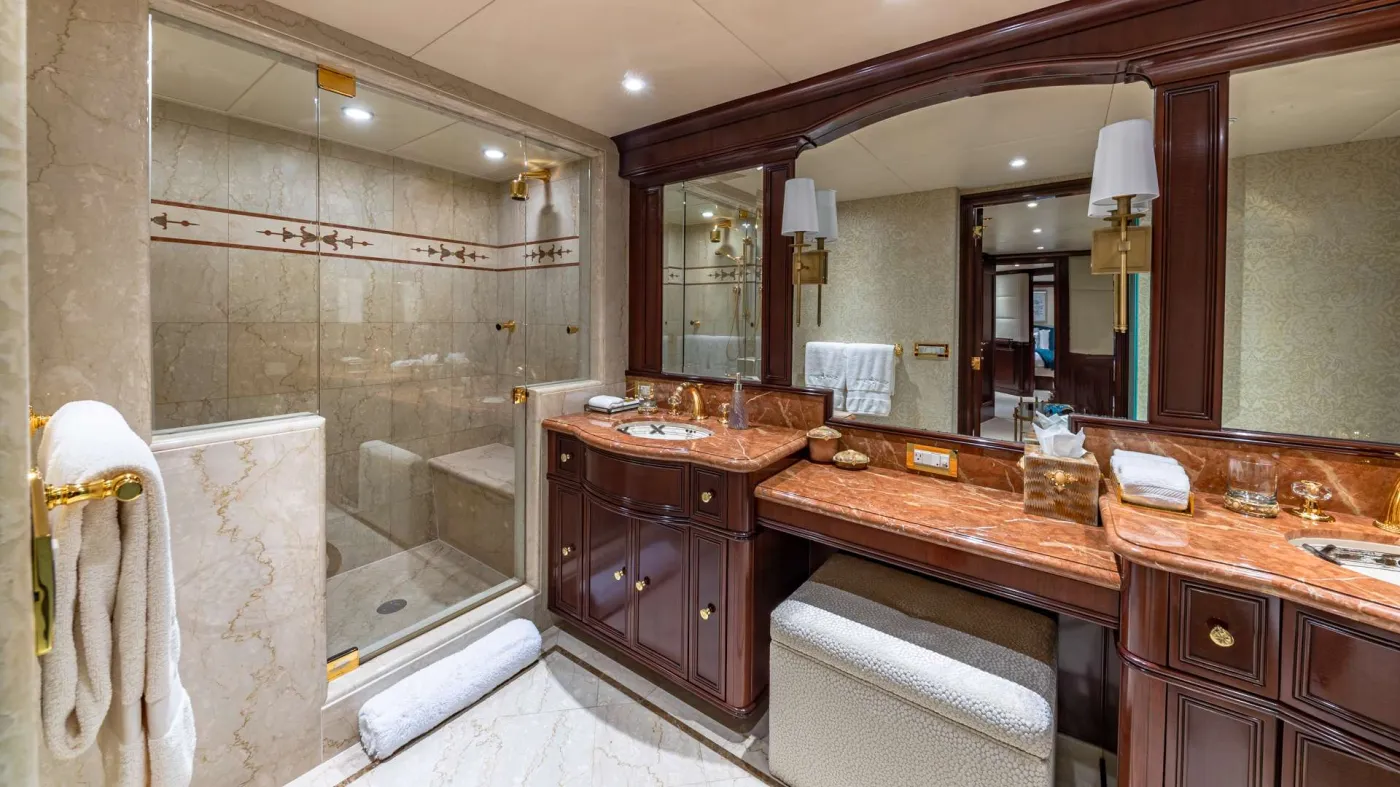 <p>Master Stateroom En-suite</p>
