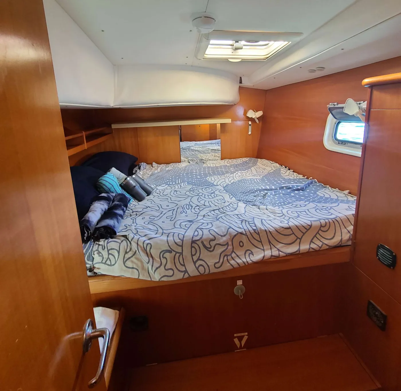 <p>Port aft Stateroom Queen Bed with ensuite head- </p>