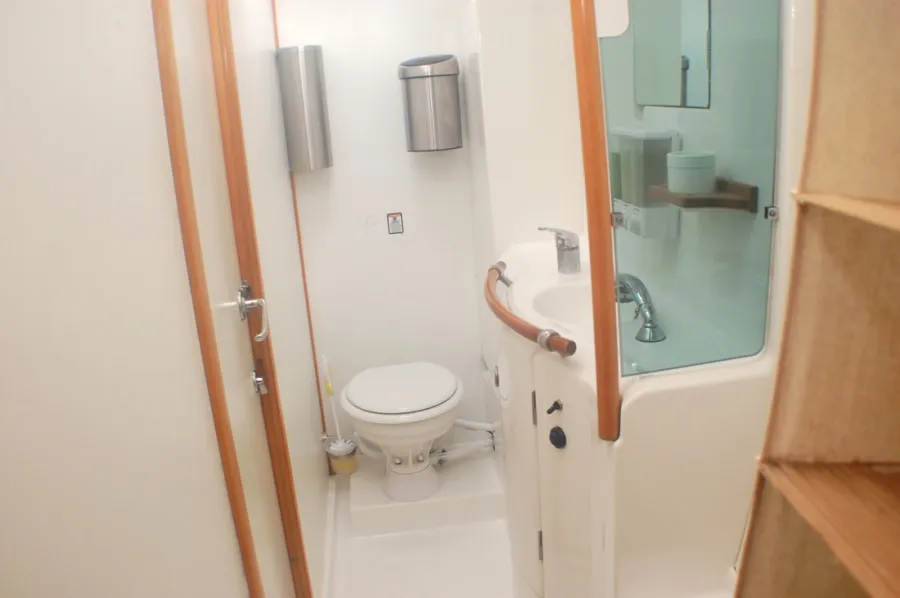 <p>Large bathrooms.</p>