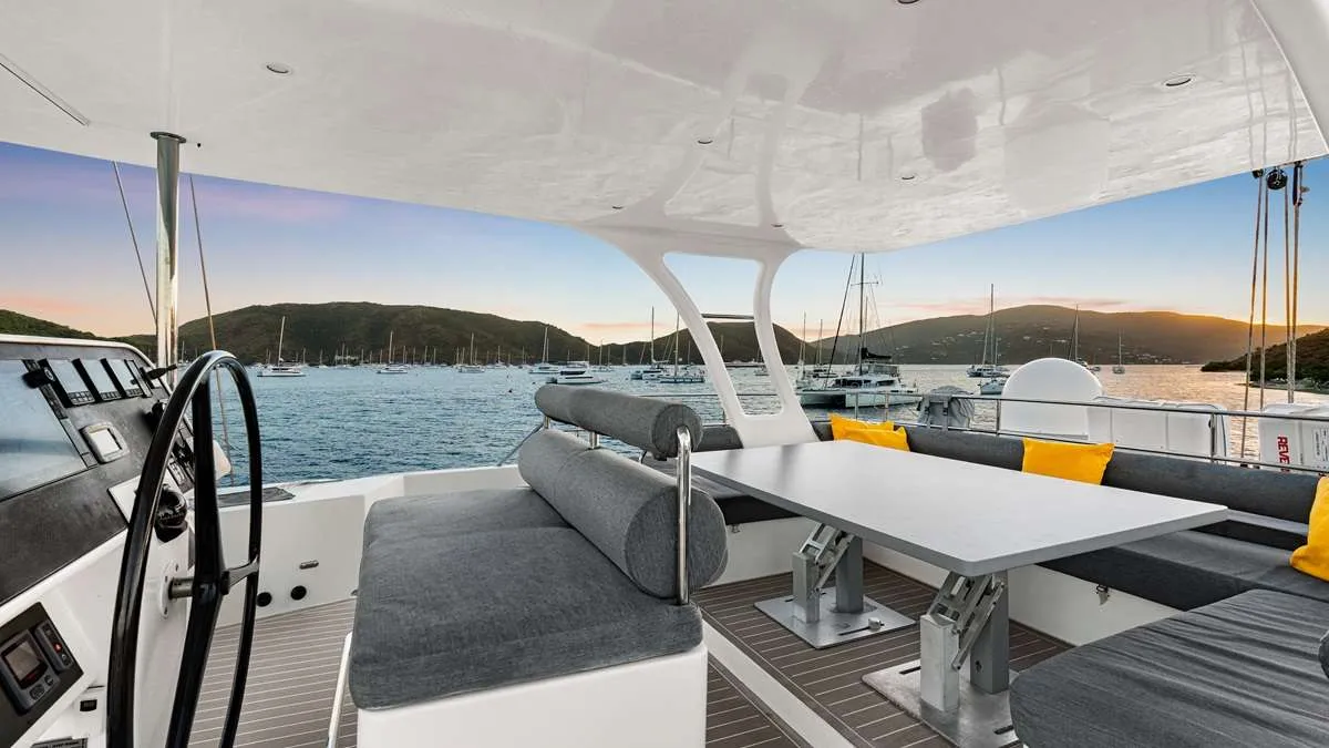 <p>Flybridge</p>