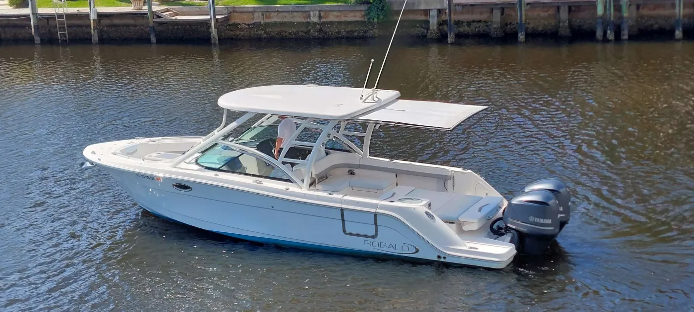 <p>31′ Robalo towed tender </p>