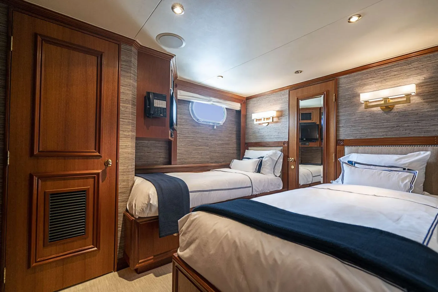 <p>Twin Guest Stateroom</p>