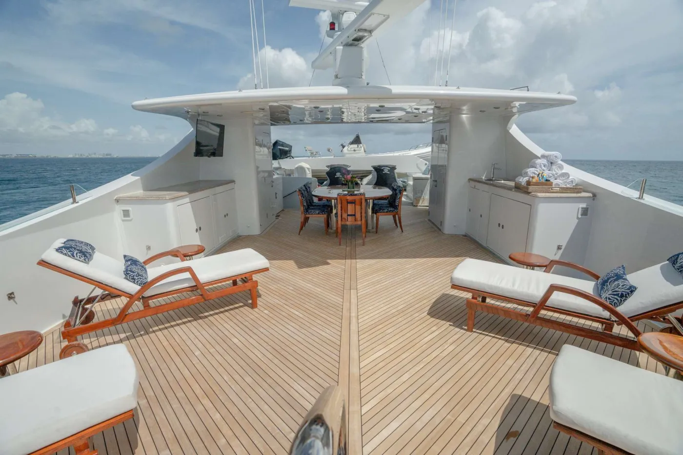 <p>Fly bridge deck & Jacuzzi</p>