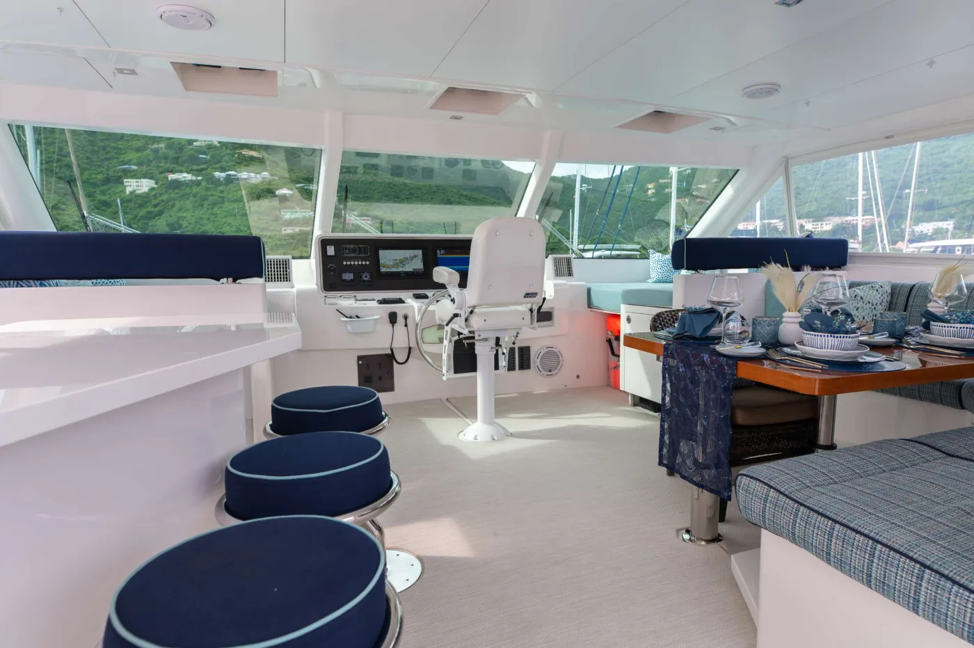 <p>Flybridge with Wet/Day Head</p>