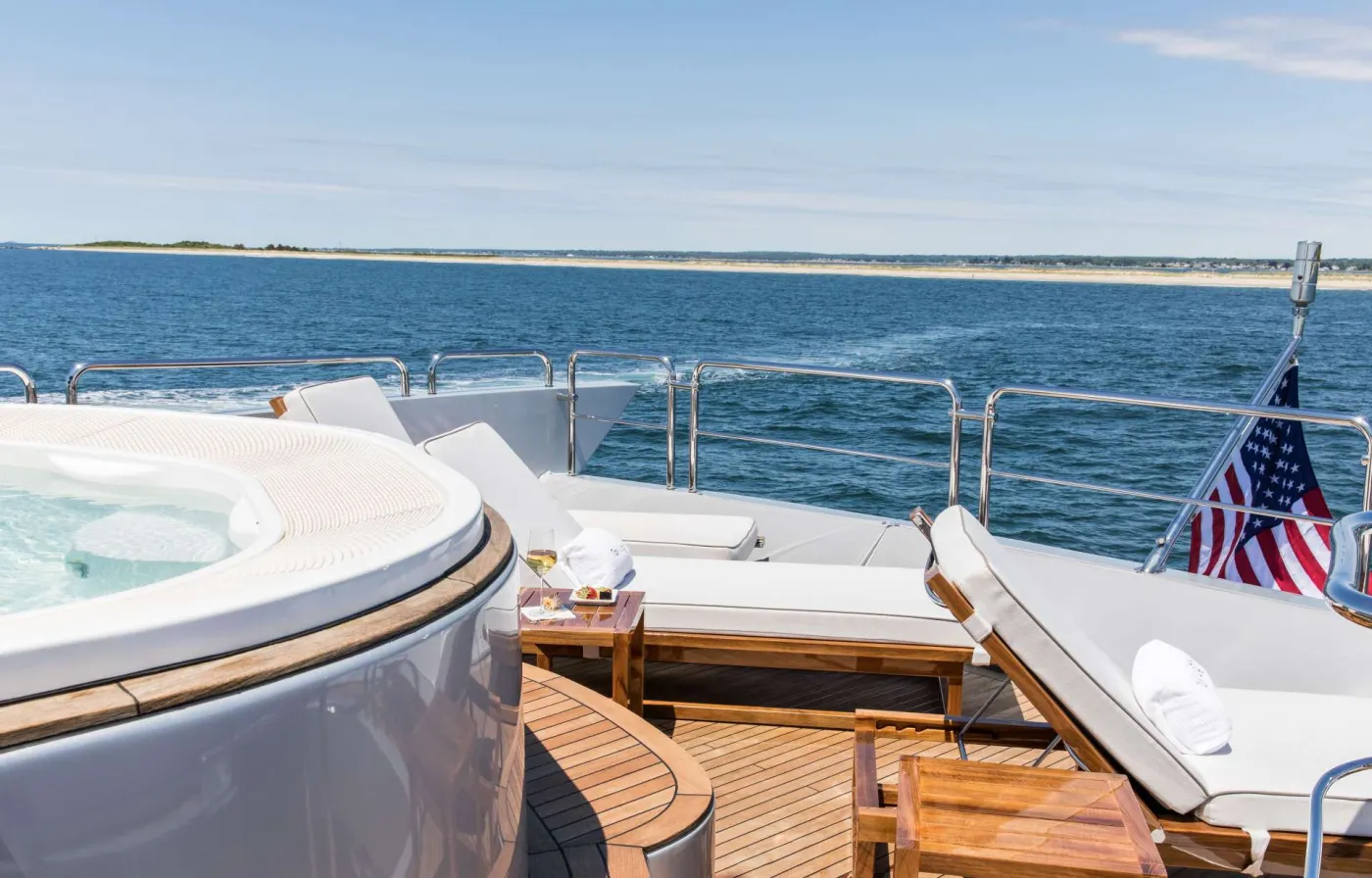 <p>Sun loungers Flybridge Aft</p>