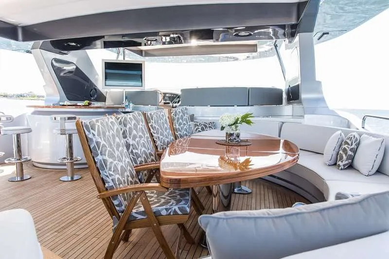 <p>Flybridge Al fresco dining</p>
