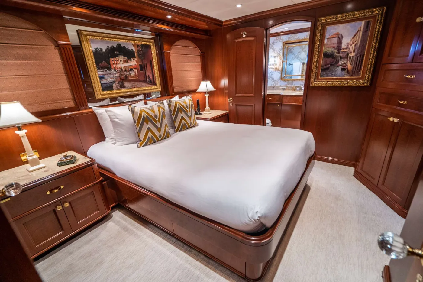 <p>Queen Guest cabin</p>