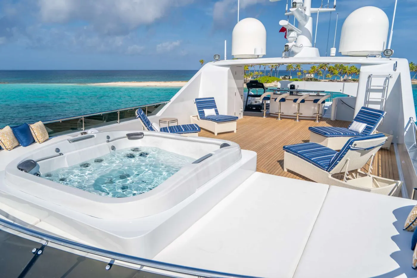 <p>Jacuzzi on Flybridge </p>