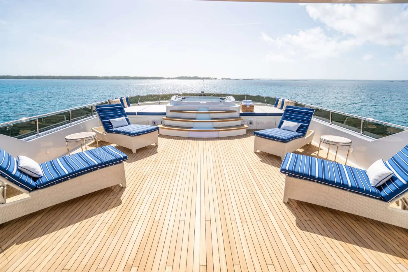 <p>Flybridge and Jacuzzi</p>