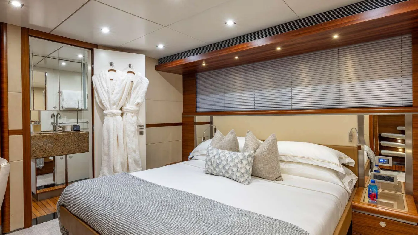 <p>King Stateroom Mid Ship (port)</p>