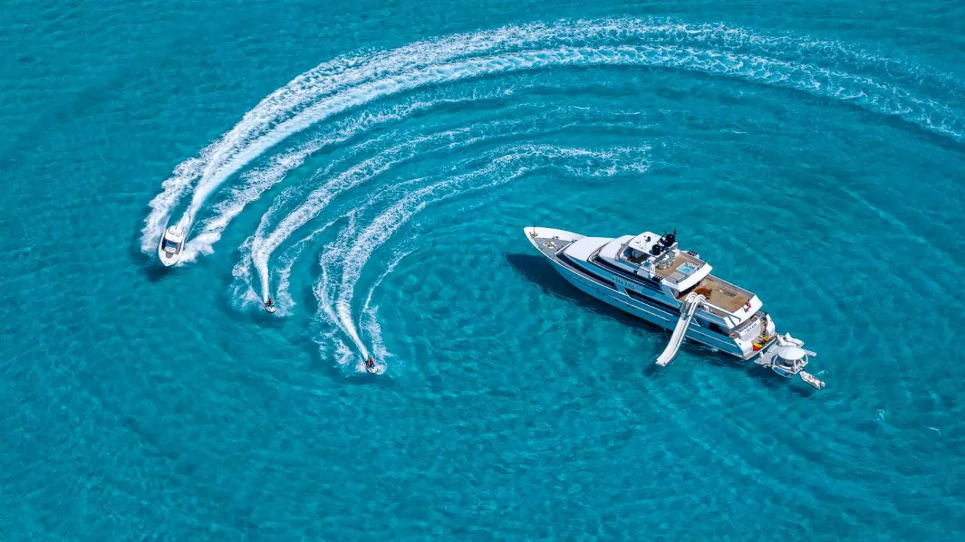 <p>Tender & Wave Runners</p>