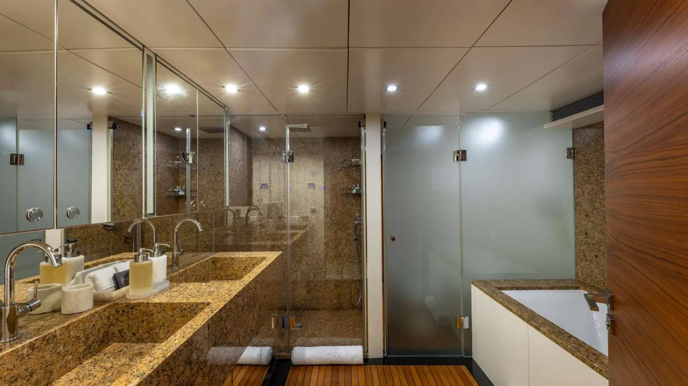 <p>Master En-Suite w/ His & Hers Sinks, Stand Up Shower and Soaking Tub</p>